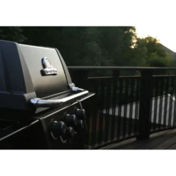 Kaasugrilli Broil King Royal 390 Shadow, 3 poltinta, sivukeitin, varraspaahdin