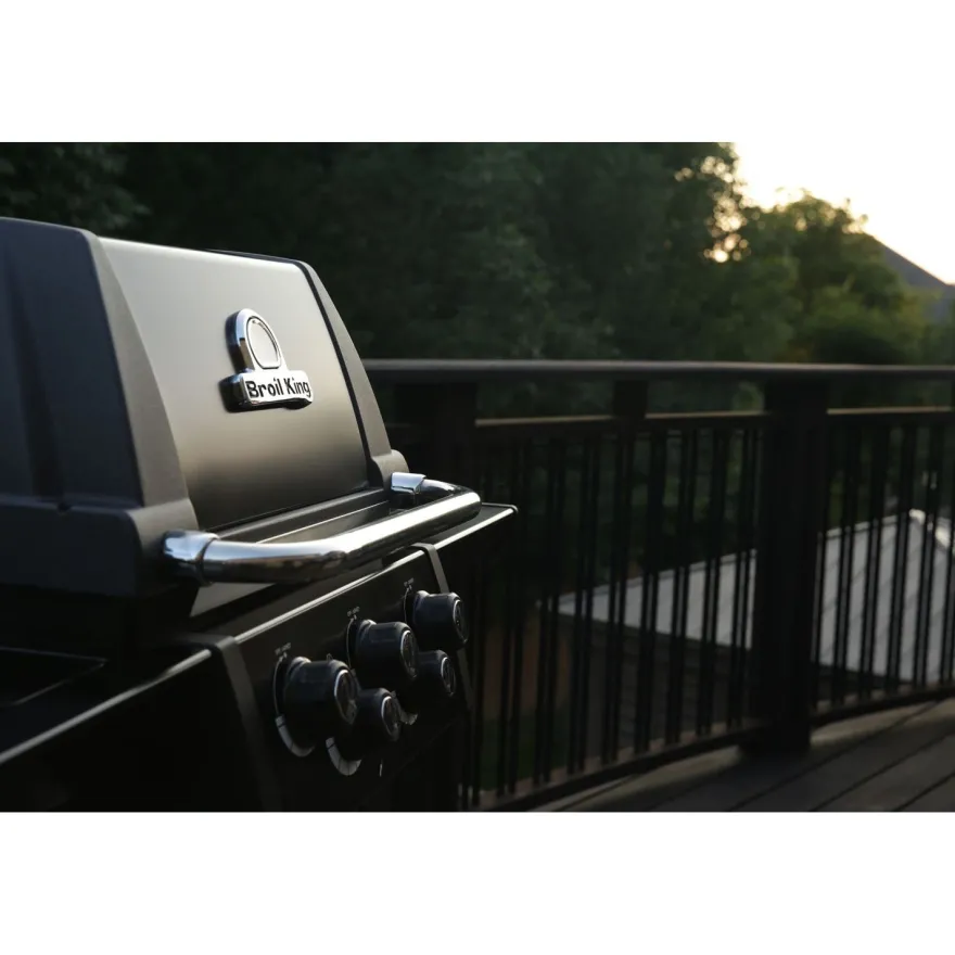 Kaasugrilli Broil King Royal 390 Shadow, 3 poltinta, sivukeitin, varraspaahdin