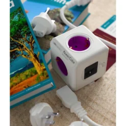 Pistorasia Allocacoc PowerCube Rewirable, 4-osainen + 2 x USB, lila/valkoinen