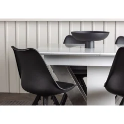 Ruokailuryhmä Venture Home, jatkettava Disa-pöytä + 4 mustaa Zeno-tuolia